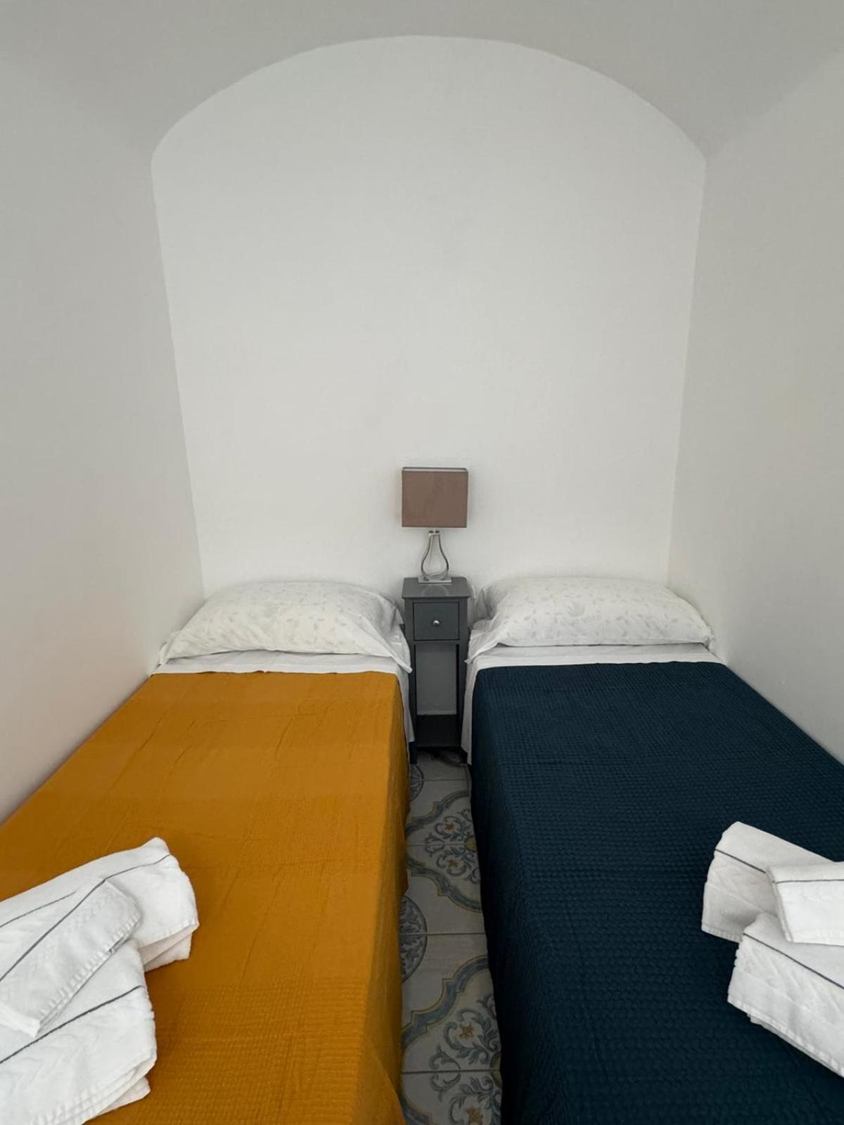 Zweibettzimmer mit eigenem Bad außerhalb des Zimmers
